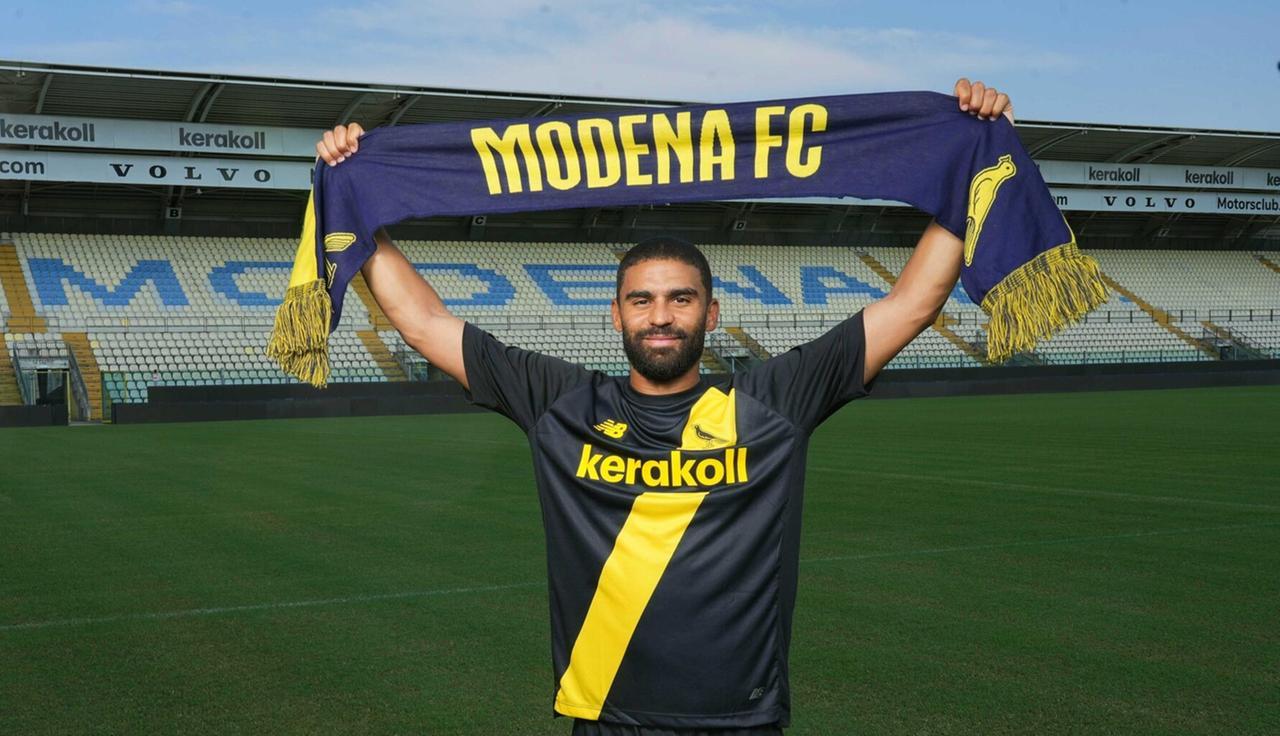 Modena, Defrel si presenta con la terza maglia: è nera e gialla
