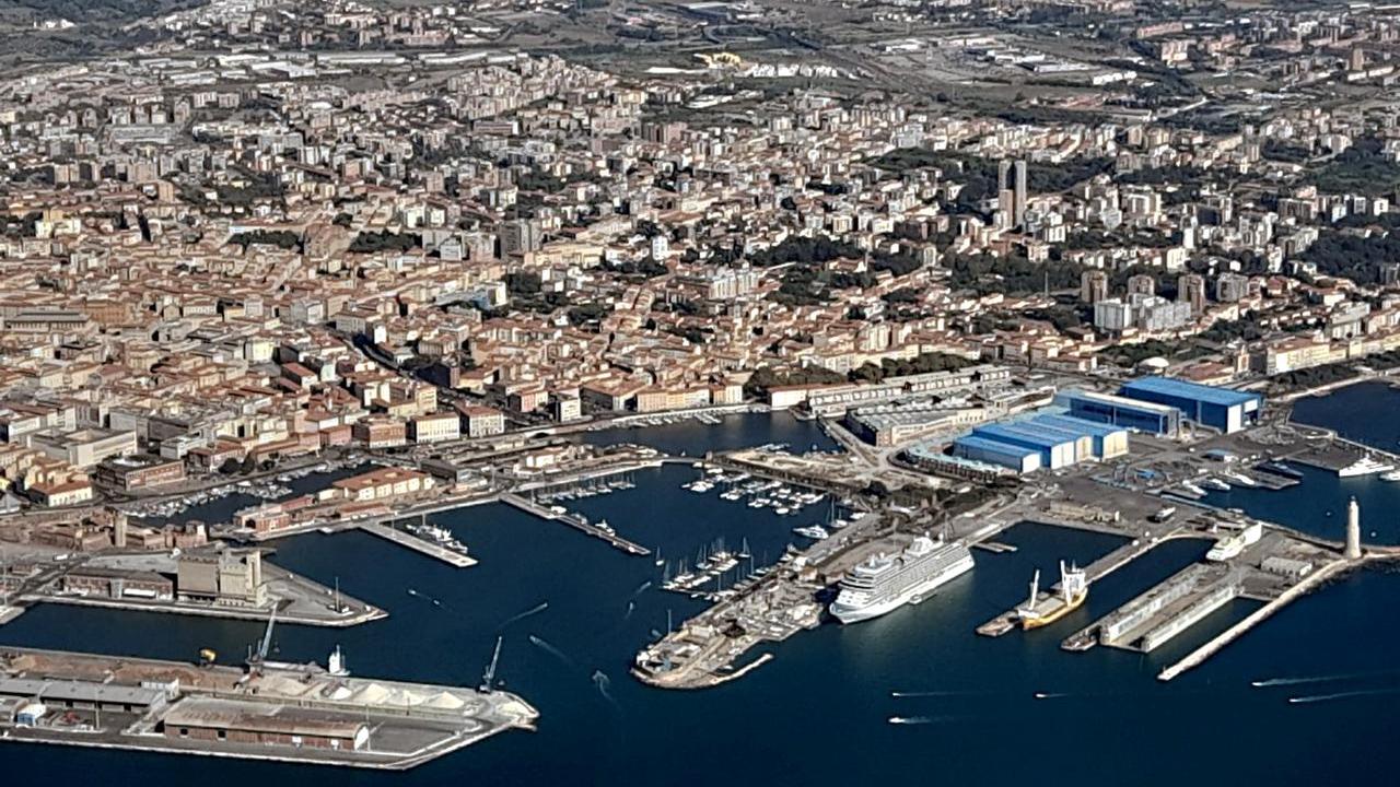 Il porto di Livorno visto dall'alto (foto d'archivio)