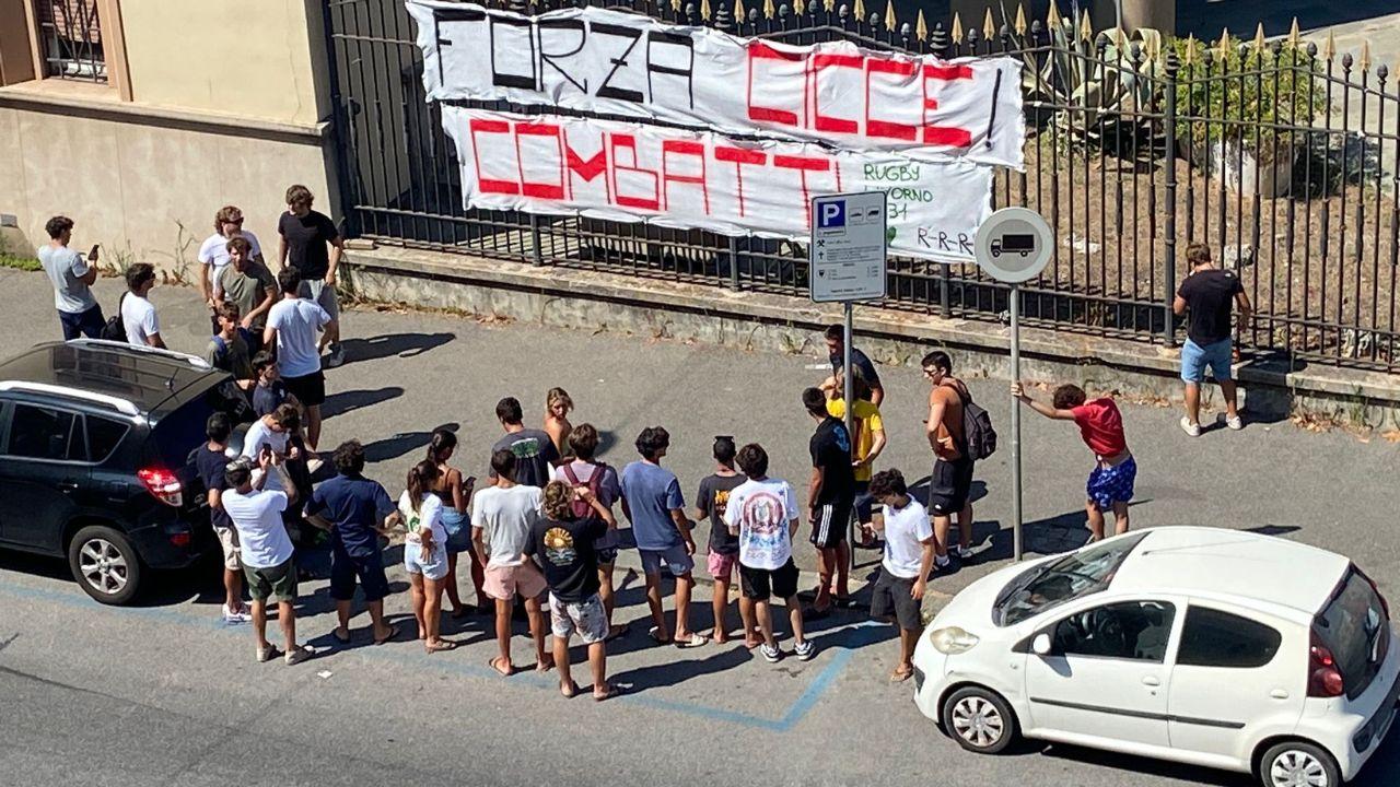 
	Gli amici di Diego fuori dall'ospedale di Livorno&nbsp;

