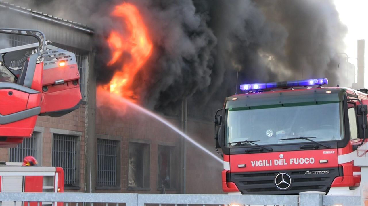 Modena, polemica dopo l'incendio alla Crm: «Identico a sei mesi fa, serve prevenzione»