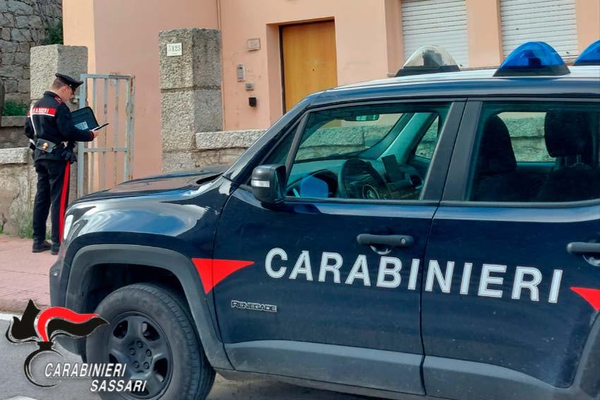 Alà dei Sardi, posteggia l’auto rubata davanti alla caserma dei carabinieri: denunciato un 54enne del Goceano
