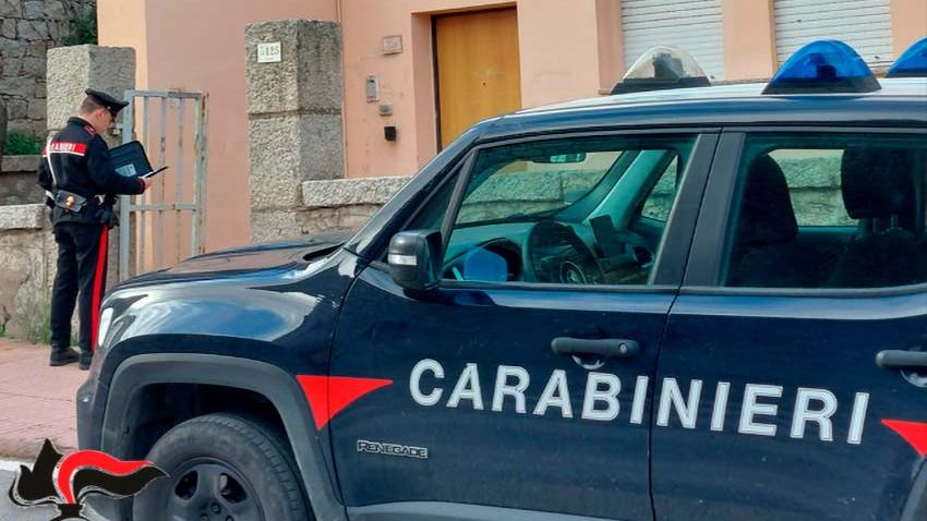 Alà dei Sardi, posteggia l’auto rubata davanti alla caserma dei carabinieri: denunciato un 54enne del Goceano