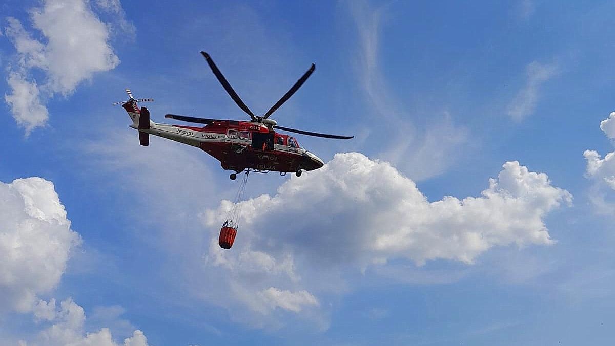 Bruciano i boschi a Carnione, arriva l’elicottero Drago