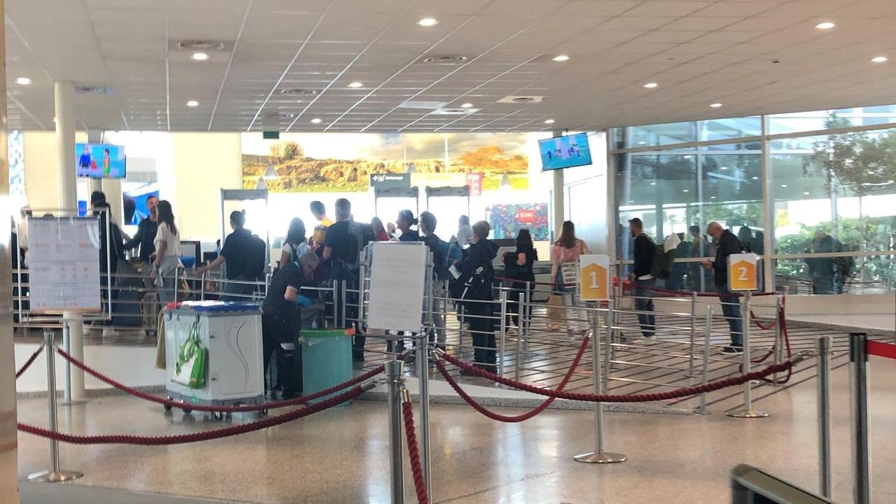 Olbia, suona il metal detector: sotto i testicoli un barattolo di droga