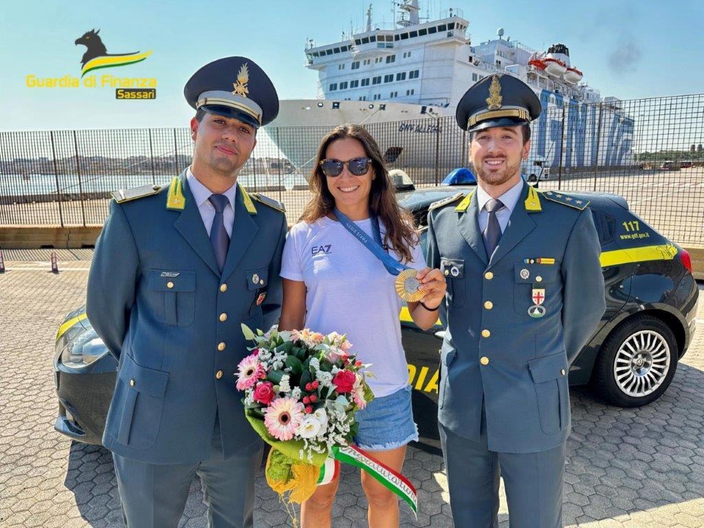 Porto Torres, i finanzieri abbracciano la medaglia d'oro Marta Maggetti rientrata oggi in Italia