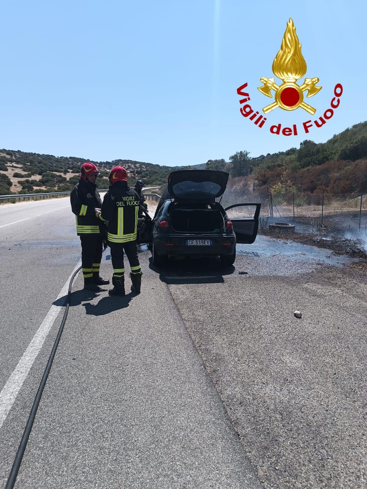 Ozieri, auto in fiamme in mezzo alla strada: l’automobilista accosta e si salva