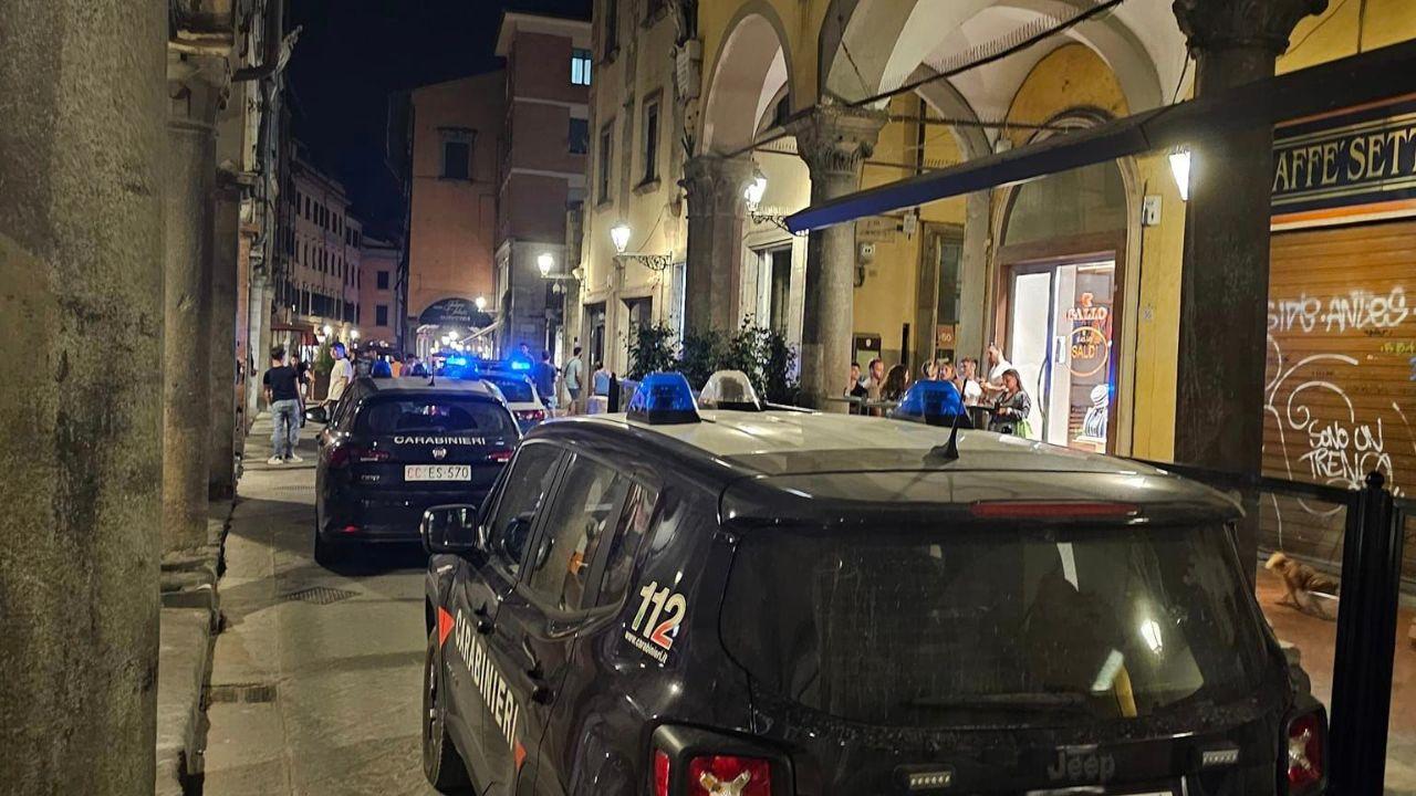 Polizia e carabinieri in borgo Stretto a Pisa