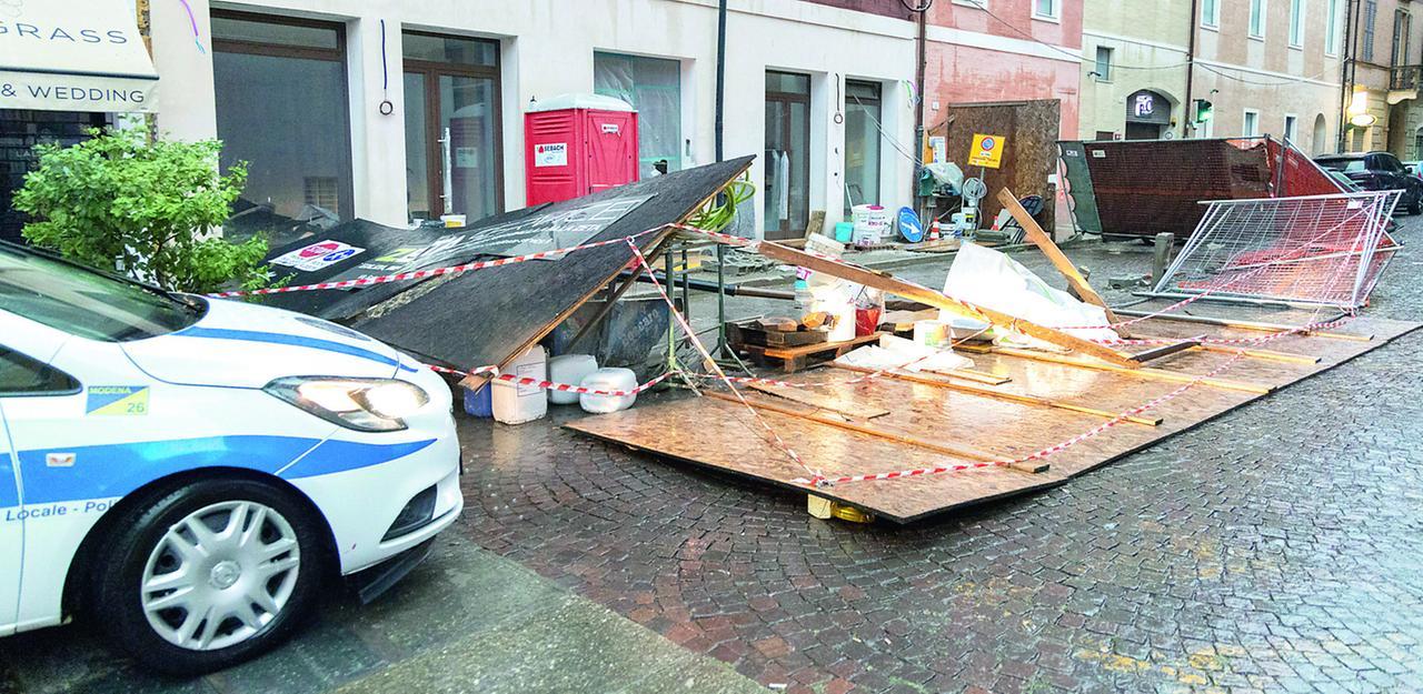 A Modena si scatena il nubifragio, tra crolli di alberi e recinzioni