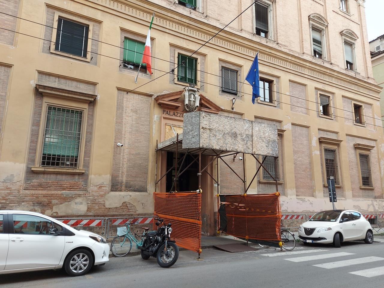 Modena, si denuda in tribunale e resta con il pannolone