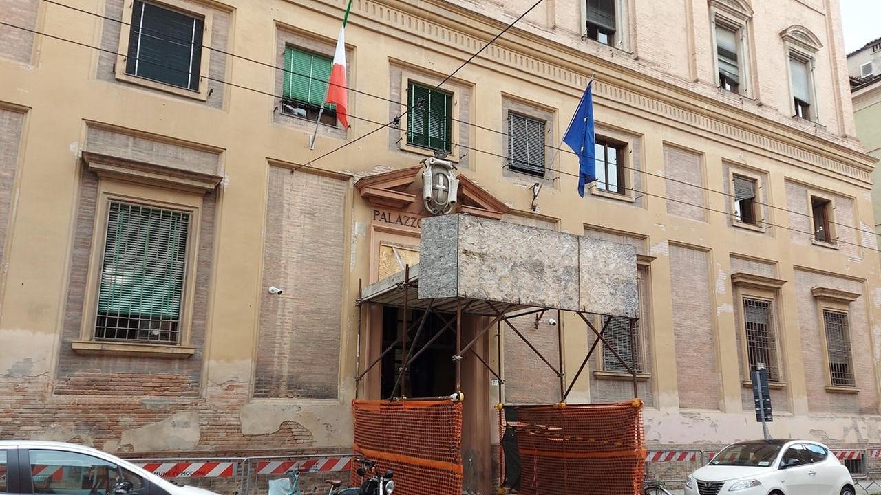 Modena, si denuda in tribunale e resta con il pannolone