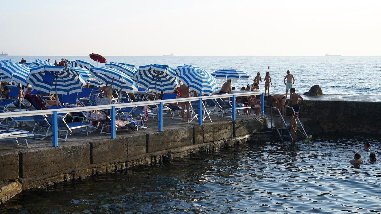 Uno scorcio dei bagni Lido a Livorno: il patron Riccardo Ganni ha deciso di non aderire allo sciopero (foto Franco Silvi)