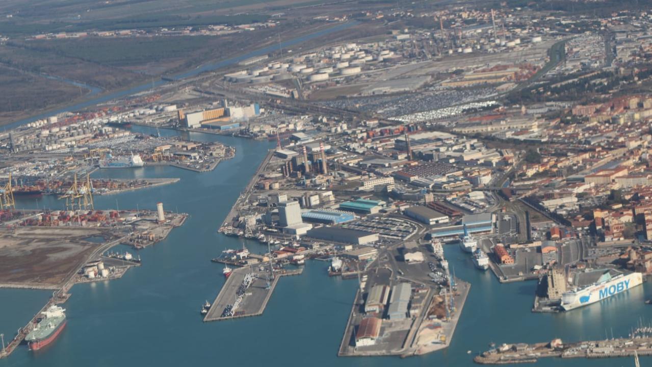 Una foto panoramica del porto di Livorno (foto d’archivio)
