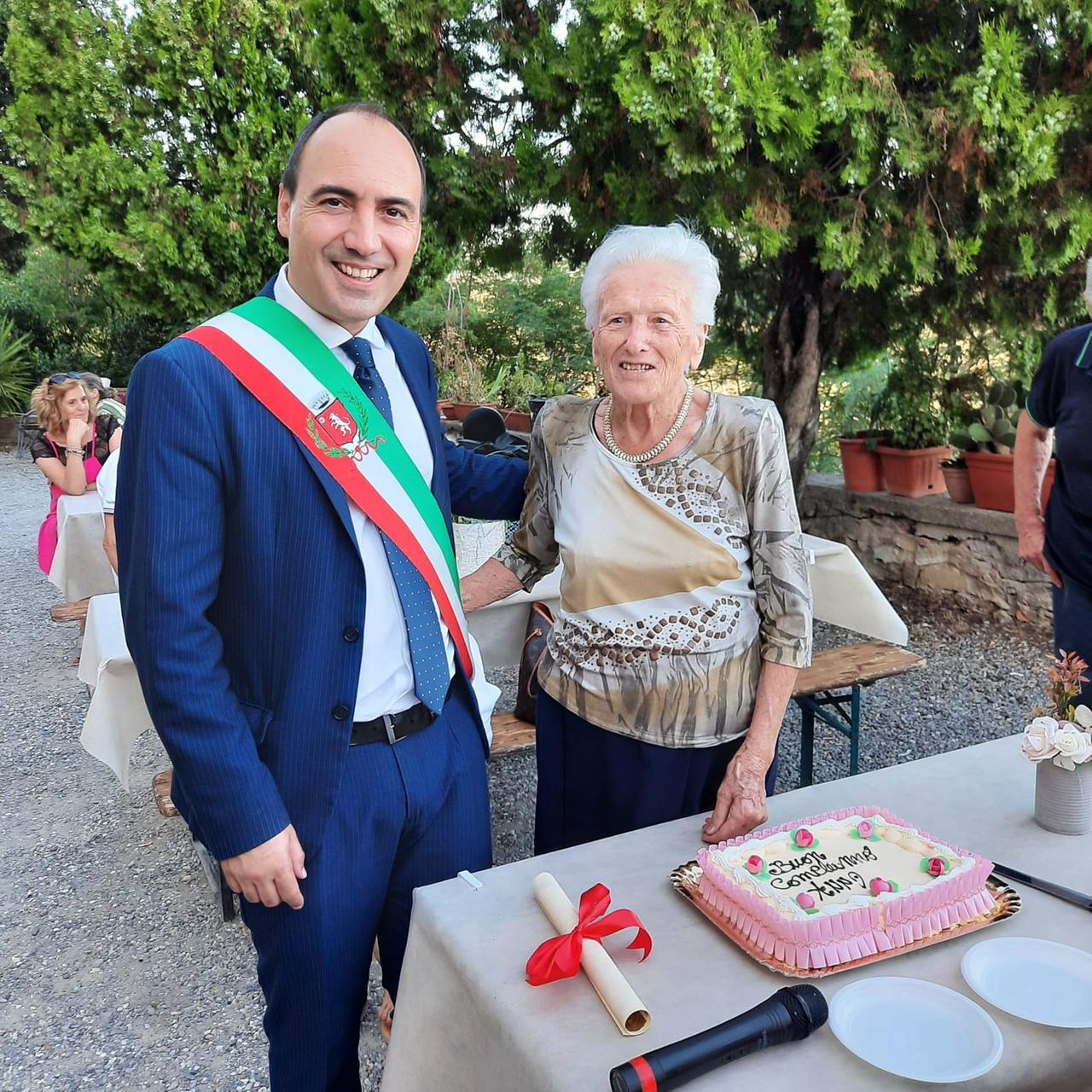 
	Annamaria Bini insieme al sindaco di Montemurlo Simone Calamai

