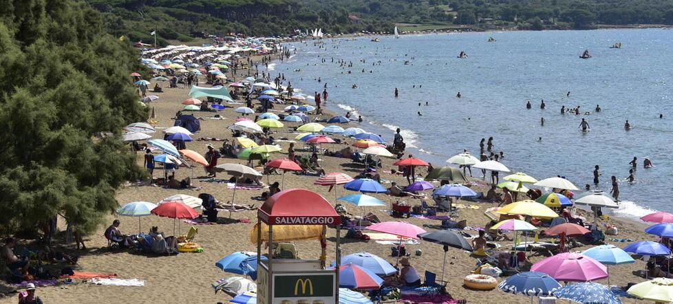 Ombrelloni aperti sulla spiaggia di Baratti (Foto di Paolo Barlettani)