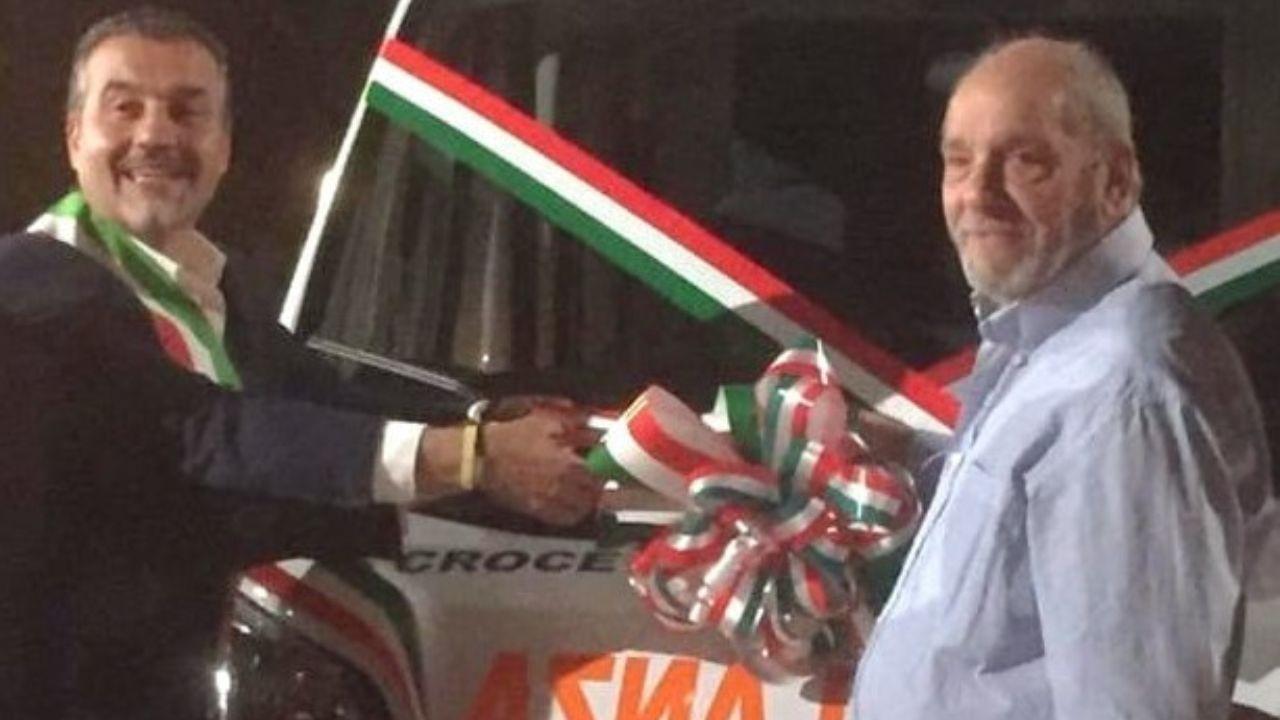 Luporini con il sindaco all'inaugurazione di un'ambulanza 