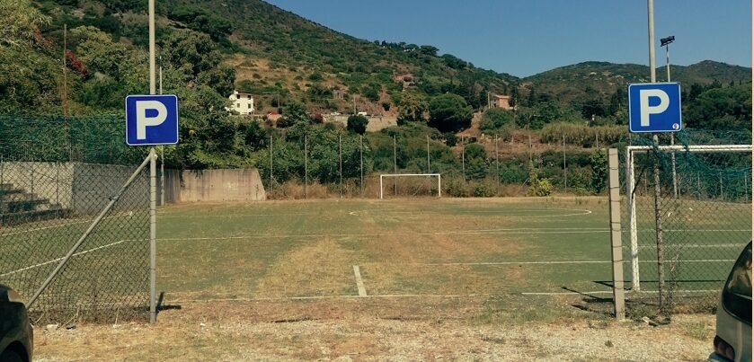 
	Il campo sportivo di Rio destinato a parcheggio

