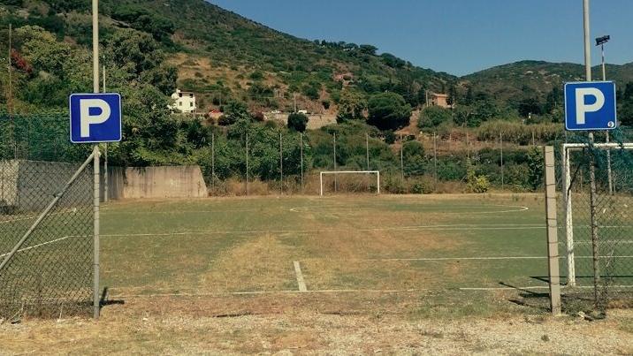 Il campo sportivo di Rio destinato a parcheggio