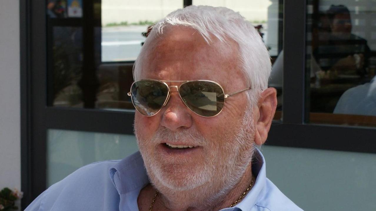 L’addio a Leonetto Lonzi, dalle lacrime di Brondi agli aneddoti di Lucarelli: «Se ne va un pezzo del nostro calcio»