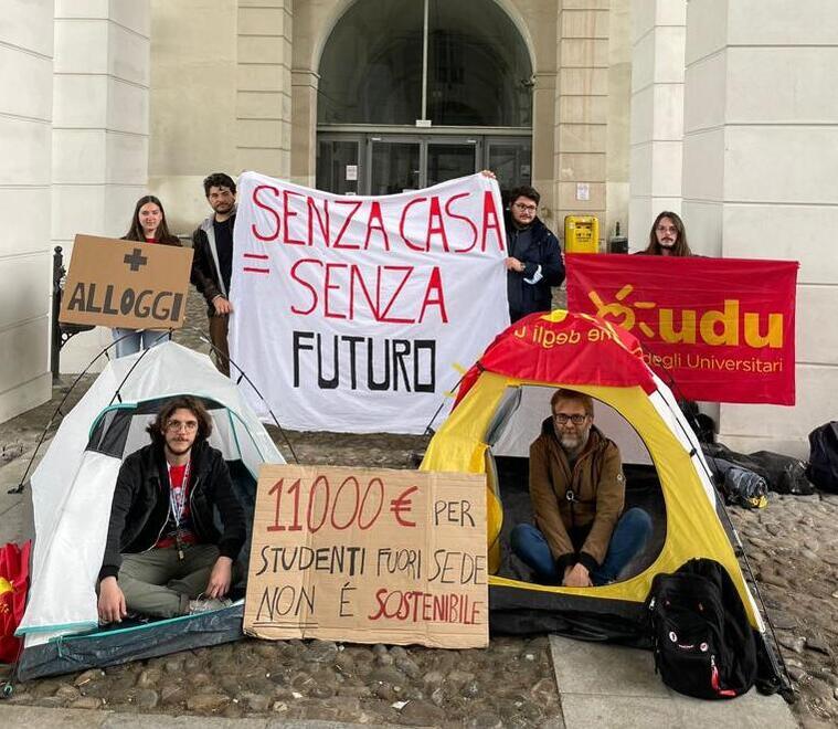 Una protesta di studenti universitari per la casa