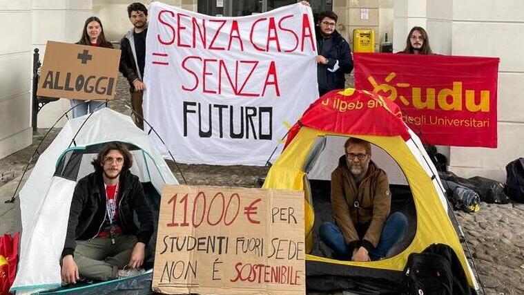 Una protesta di studenti universitari per la casa