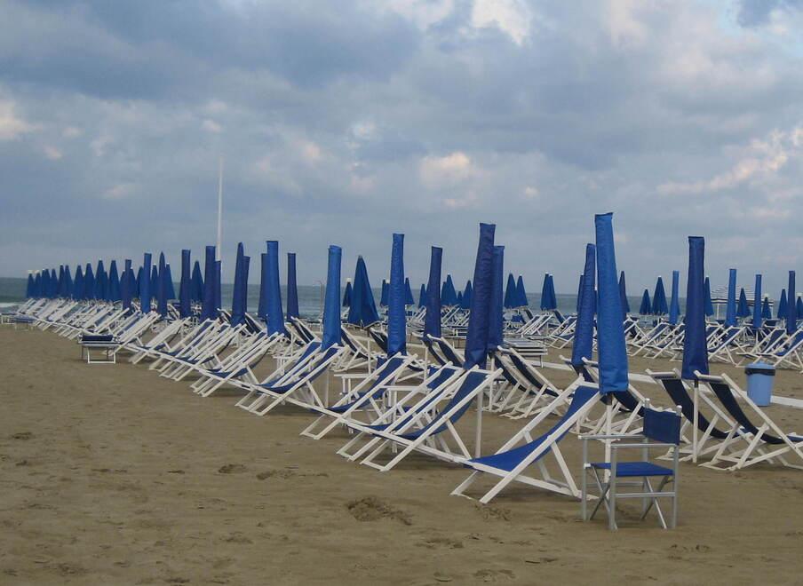 
	Un bagno con gli ombrelloni chiusi (foto d&rsquo;archivio)


