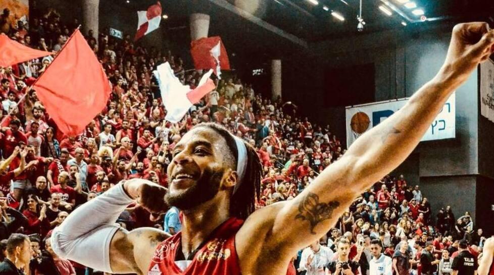 Adrian Banks con la maglia dell’Hapoel Tel Aviv dove ha giocato dal 2016 al 2018