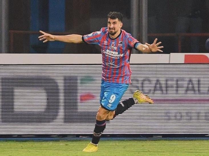 Rocco Costantino, qui con la maglia del Catania, sarà il nuovo centravanti della Lucchese (foto Instagram)