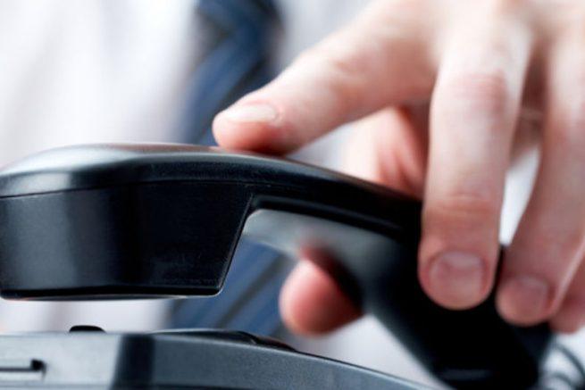 
	Un'anziana risponde al telefono (foto d'archivio)

