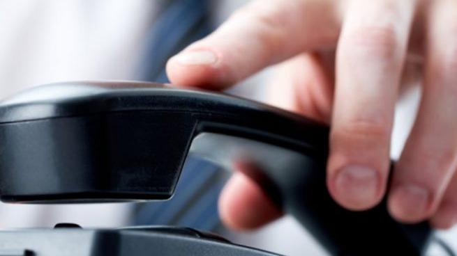 Un'anziana risponde al telefono (foto d'archivio)