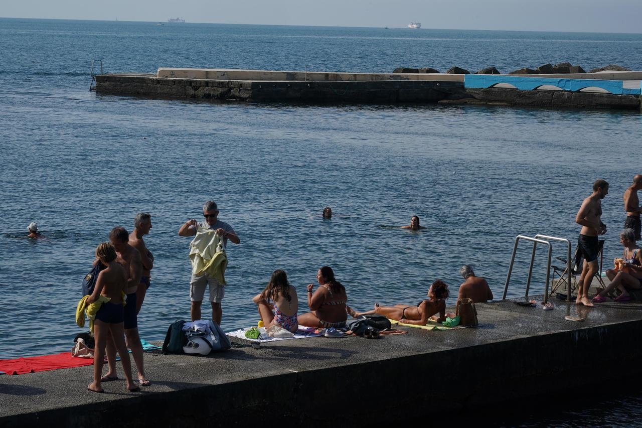 
	Bagnanti al moletto di San Jacopo (foto Silvi)

