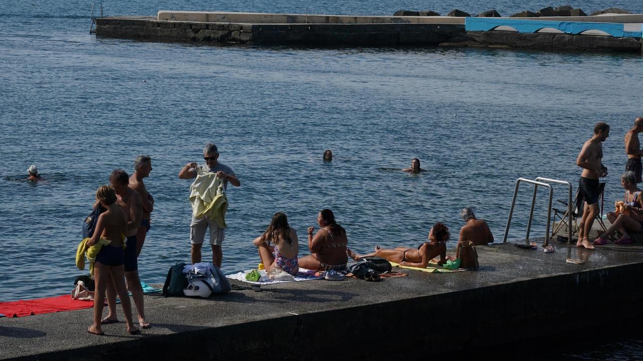 Bagnanti al moletto di San Jacopo (foto Silvi)