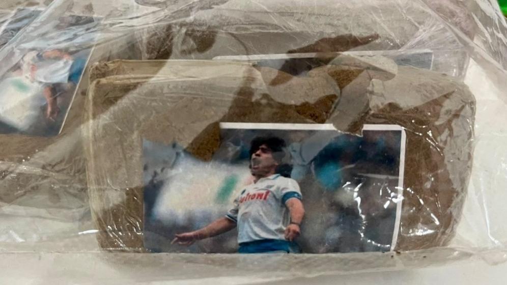 Lido Estensi, panetti di hashish con la foto di Maradona: arrestato spacciatore
