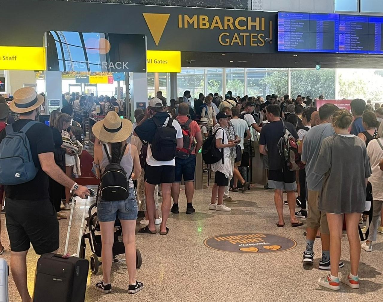Olbia, ecco le follie dei viaggiatori: dal masturbatore ai giovani che rincorrono l’aereo
