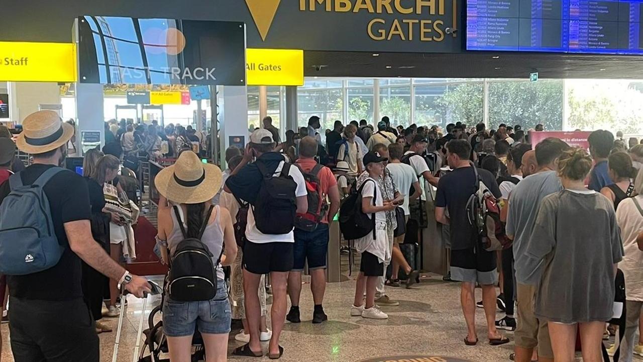 Olbia, ecco le follie dei viaggiatori: dal masturbatore ai giovani che rincorrono l’aereo