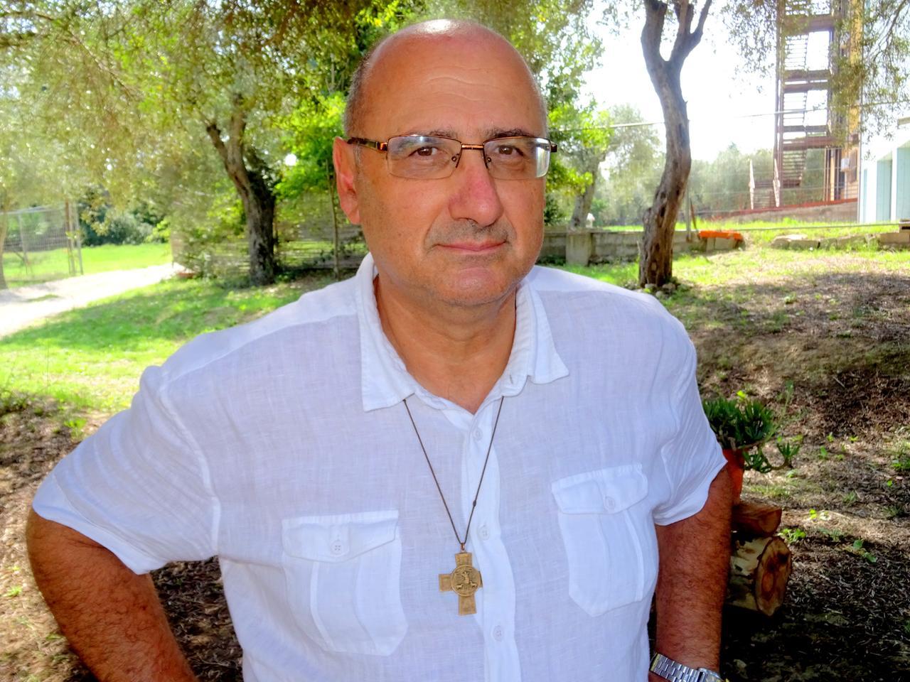 Sassari, a don Gaetano Galia il Candeliere d’oro speciale. Giuseppe Mascia: «Sempre dalla parte degli ultimi»