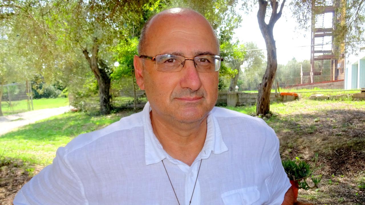 Sassari, a don Gaetano Galia il Candeliere d’oro speciale. Giuseppe Mascia: «Sempre dalla parte degli ultimi»