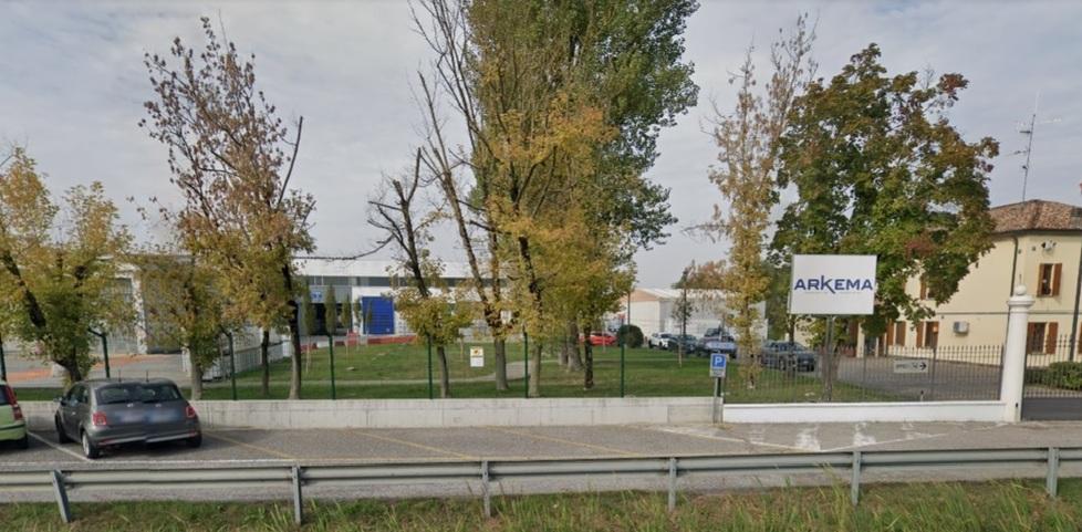 Si taglia un polso con la motosega mentre lavora: grave un 45enne