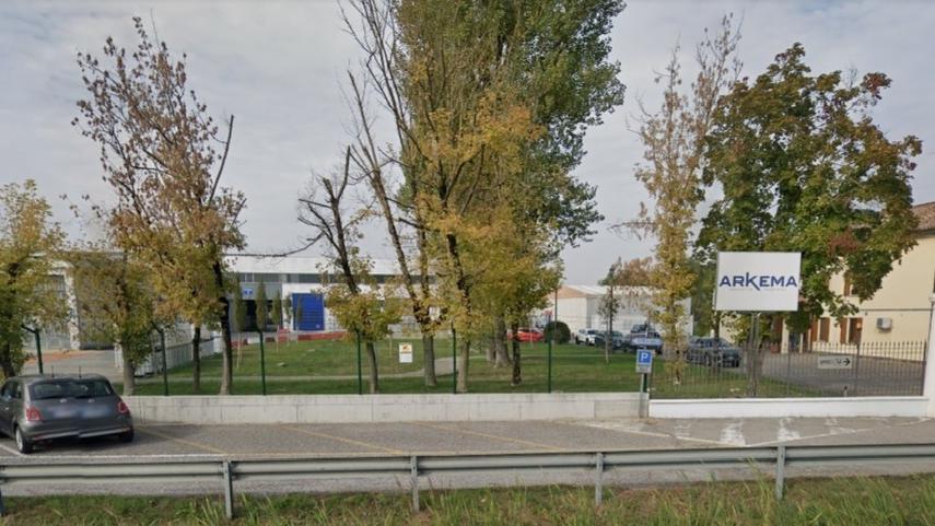 Si taglia un polso con la motosega mentre lavora: grave un 45enne