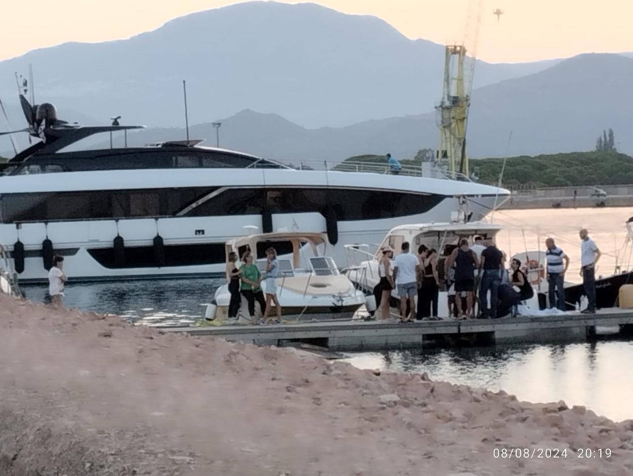 
	La Guardia costiera con i familiari della bambina al porto di Arbatax


