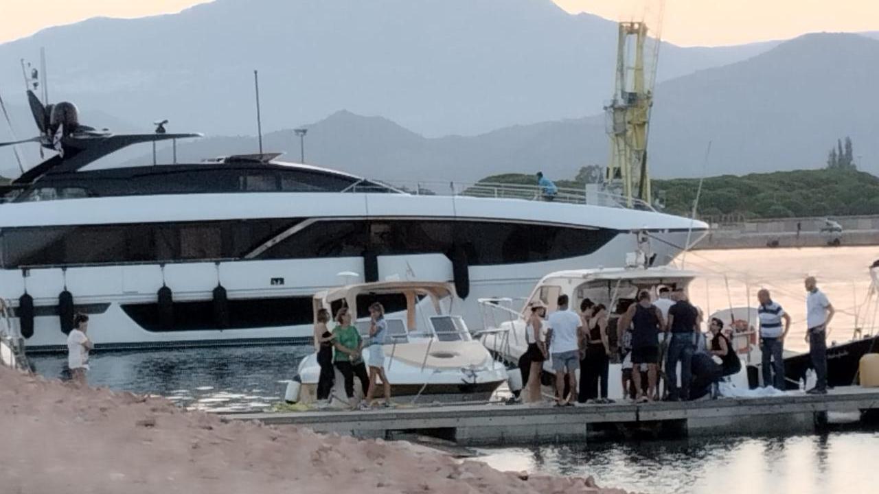 La Guardia costiera con i familiari della bambina al porto di Arbatax