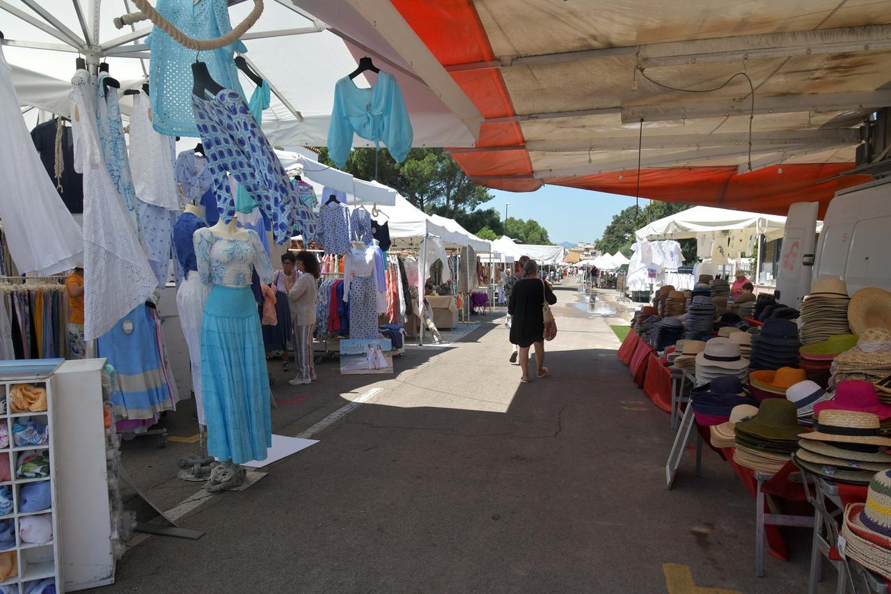 
	Il mercatino&nbsp;in via Poletti

