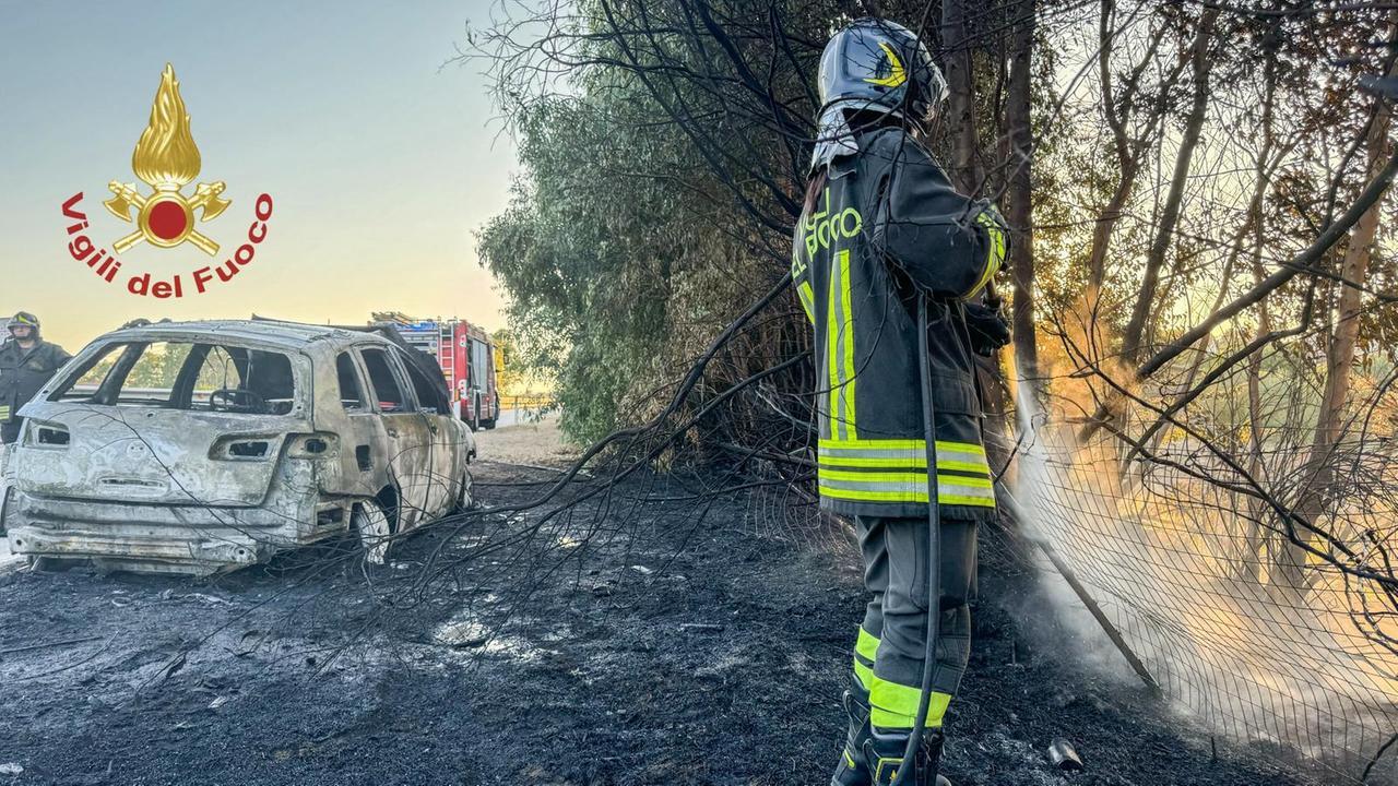 Abbasanta, auto va a fuoco sulla 131 Dcn: passeggeri in salvo