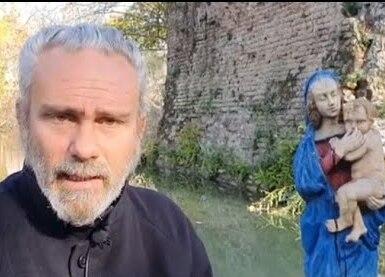 
	L&rsquo;artista Federico Soffiato con la sua Madonna dell&rsquo;acqua lurida&nbsp;


