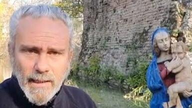 L’artista Federico Soffiato con la sua Madonna dell’acqua lurida 
