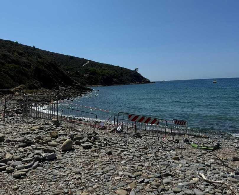 La spiaggia di Fonza è stata liberata dalle transenne che indicavano il divieto di accesso per la presenza dell’ordigno