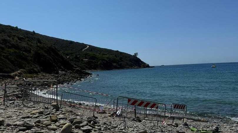 La spiaggia di Fonza è stata liberata dalle transenne che indicavano il divieto di accesso per la presenza dell’ordigno