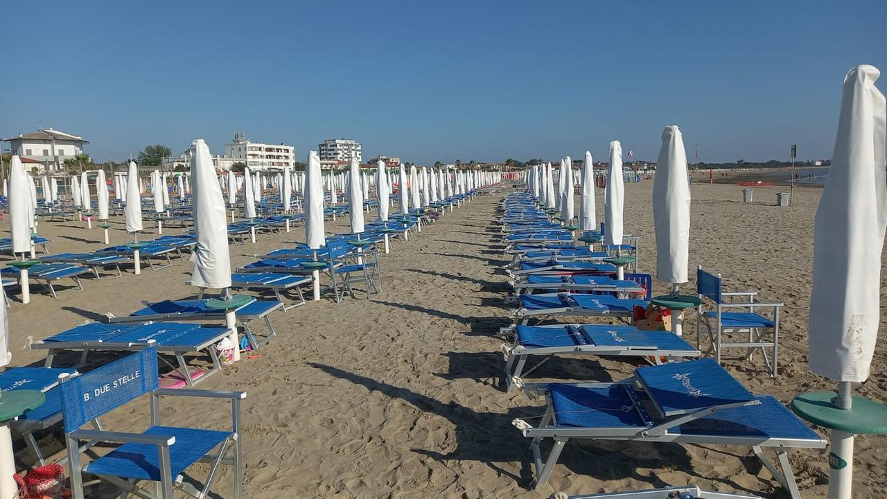 Lidi, ombrelloni chiusi per protesta. I balneari: “I turisti sono con noi”