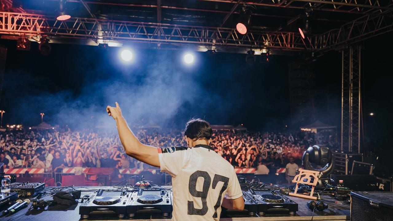 Artisti e dj set dal tramonto all’alba: è il Nora Summer Festival, appuntamento il 10 agosto