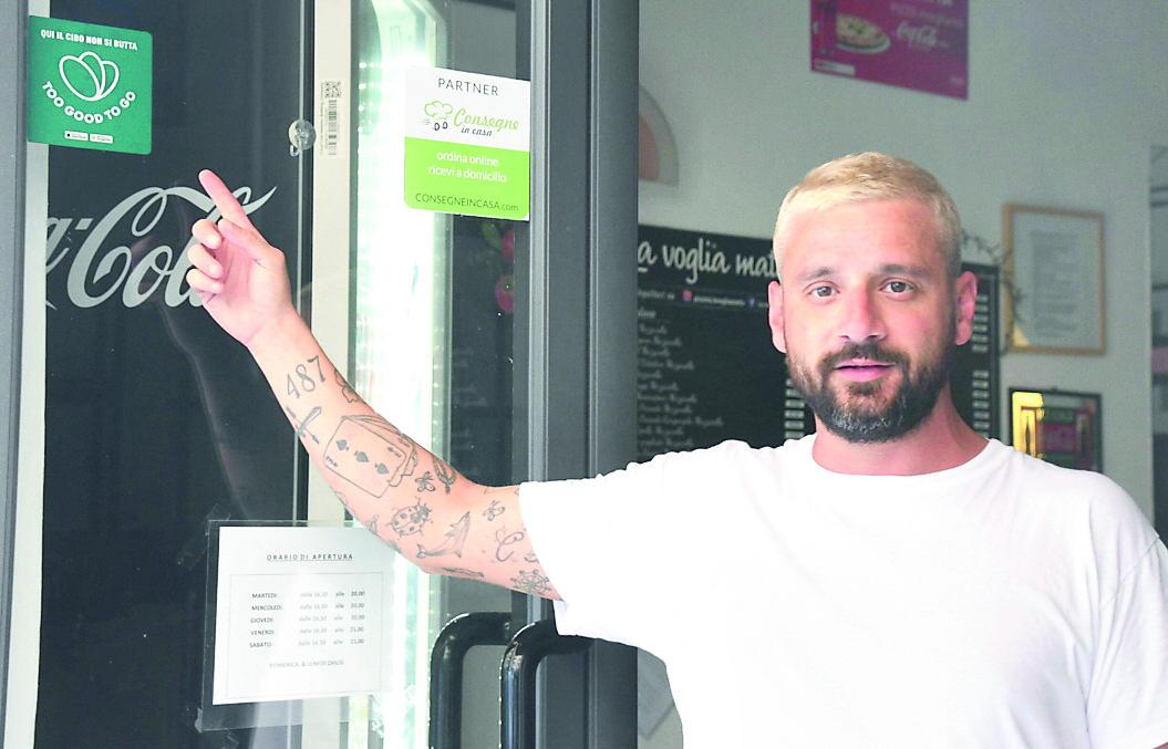 
	Mario Focatti della pizzeria &ldquo;La voglia matta&rdquo; mentre indica l&rsquo;adesivo di &ldquo;Too good to go&rdquo; (foto Cuffaro)

