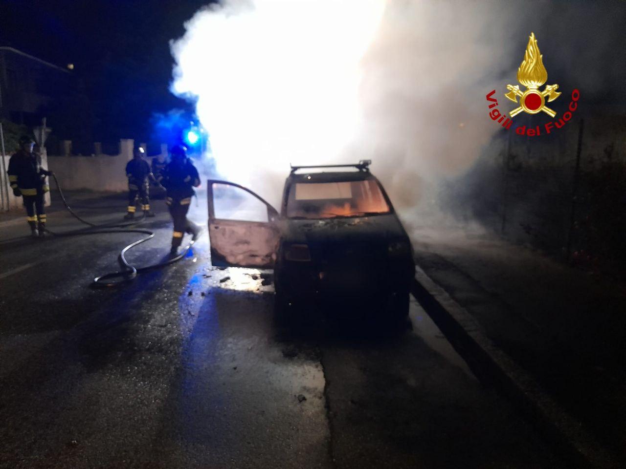 Auto a fuoco in via delle Sorgenti: indagini per capire se il rogo è doloso